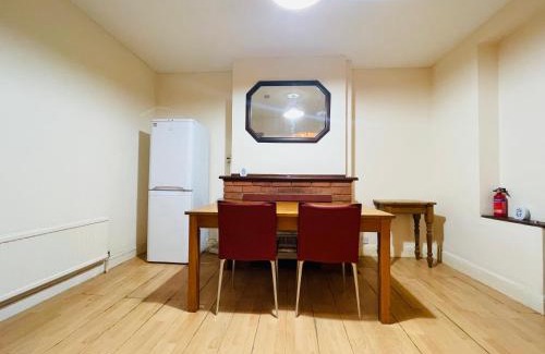 Luton House | Budget Stay In Luton 02 02