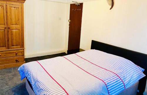 Luton House | Budget Stay In Luton 02 02