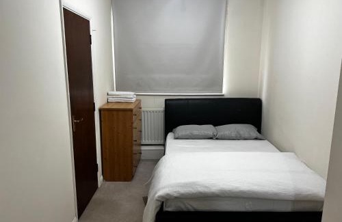 Luton House | Budget Stay In Luton 02 03