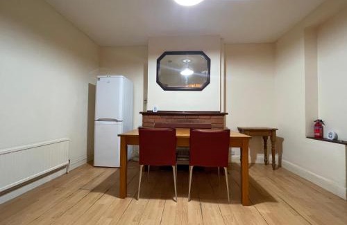 Luton House | Budget Stay In Luton 02 03
