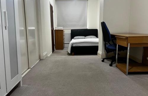 Luton House | Budget Stay In Luton 02 03