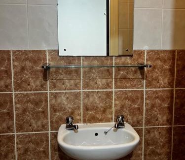 Luton House | Budget Stay In Luton 02 03