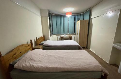Luton House | Budget Stay In Luton 02 04