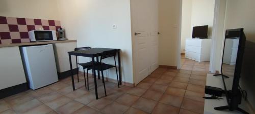 Toulon Apartment | Budgetbnb Escaillon