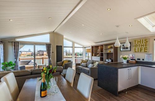 Addlethorpe House | Buff Lake - Uk37725
