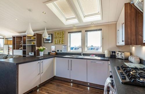 Addlethorpe House | Buff Lake - Uk37725