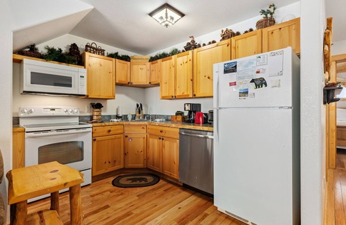 Fall River Estates Condo | Bugle Pointe B21 (Private Hot tub) River Views!