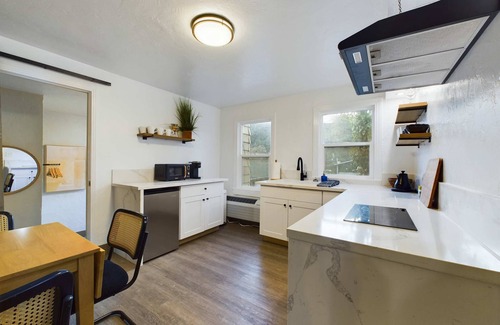 Mariposa House | Bullion Street Cottages. Half Dome. 1/2 block walk to all. (#4)