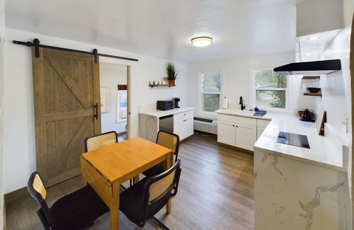 Mariposa House | Bullion Street Cottages. Half Dome. 1/2 block walk to all. (#4)