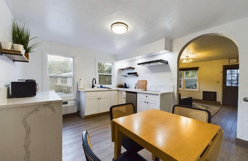 Mariposa House | Bullion Street Cottages. Half Dome. 1/2 block walk to all. (#4)