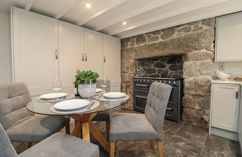 Luxulyan Cottage | BUMBLEBEE COTTAGE, pet friendly, with open fire in Luxulyan