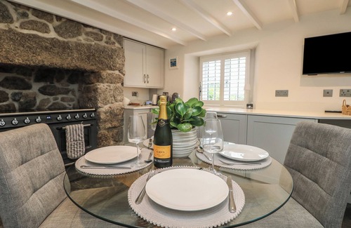 Luxulyan Cottage | BUMBLEBEE COTTAGE, pet friendly, with open fire in Luxulyan