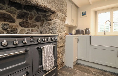 Luxulyan Cottage | BUMBLEBEE COTTAGE, pet friendly, with open fire in Luxulyan