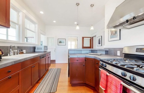 Sonoma House | Bungalow at Sonoma's Historic Plaza! - Includes Wine Tasting Passport