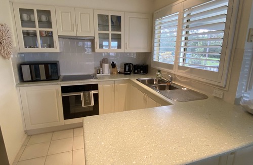 Coolangatta House | Bungalow by the River - Water views, stones throw from River - Pet-Friendly!