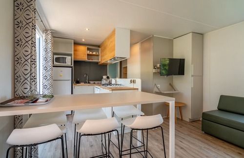 Vendres House | Bungalow 'Dans Camping 5 Étoiles' with Shared Pool, Wi-Fi and Air Conditioning