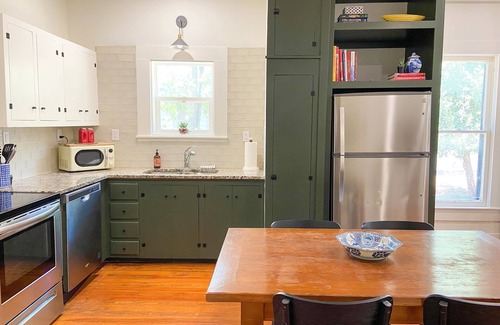Kerrville House | Bungalow near Downtown l Hot Tub l Deck | Vintage Charm