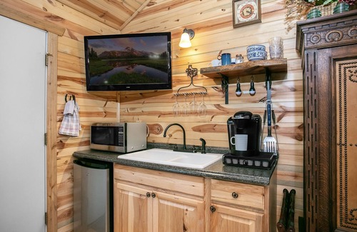 Fredericksburg Cabin | Bunkin Inn | 1/1 Cabin | King Bed | Close to Town