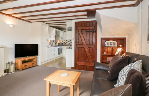 Ardens Grafton Cottage | BURFORD COTTAGE, family friendly, with a garden in Clifford Chambers