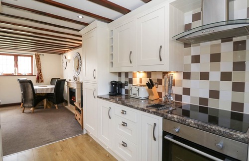 Ardens Grafton Cottage | BURFORD COTTAGE, family friendly, with a garden in Clifford Chambers