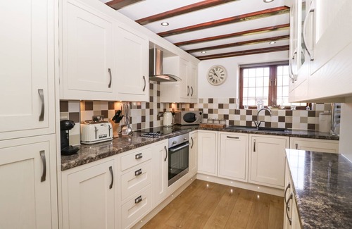 Ardens Grafton Cottage | BURFORD COTTAGE, family friendly, with a garden in Clifford Chambers