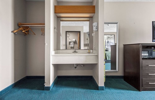 El Paso Hotel | Burgundy Inn & Suites By OYO El Paso