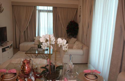 Dubai Apartment | BURJ Khalifa View Ensuite King Bedroom in a 2 Bedroom Apartment Dubai Mall 8mins