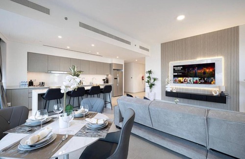Downtown Dubai Apartment | Burj Khalifa Views! 4BR Luxury Stay w/Fountain Show & Sleeps 9