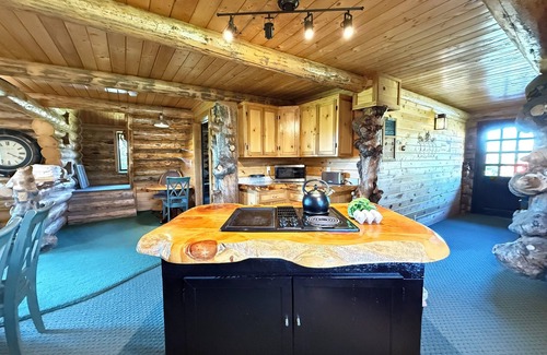 Island Park Cabin | Burley Bear on IP Golf Course, Free Wifi, 2Br + Loft, Private HotTub, 25 Mins to YNP