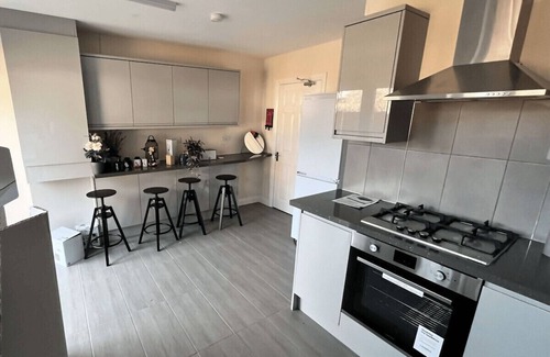 Slough Ski Chalet | Burnham/Slough Spacious Four Bedroom House