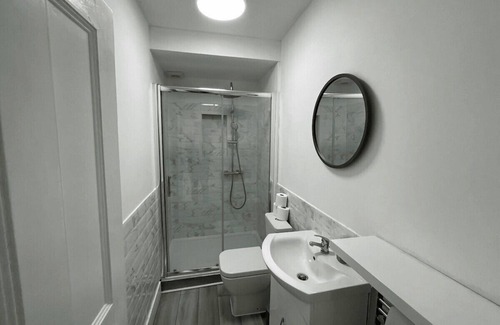 Slough Ski Chalet | Burnham/Slough Spacious Four Bedroom House