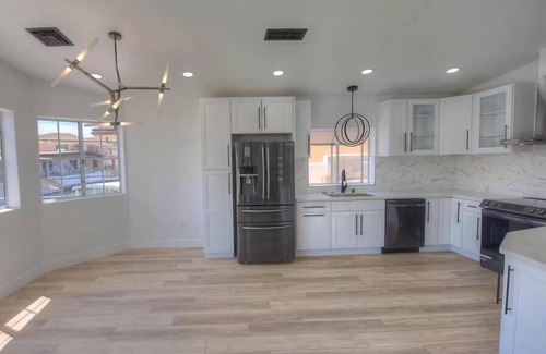 Cienega Springs House | Bush Master Suite, Keys canal