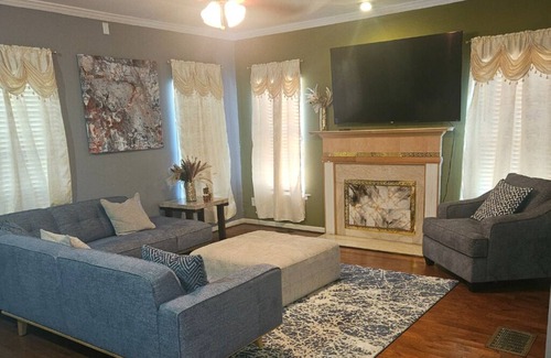 Atlanta House | Business-Ready Private Room & Bath Downtown - Walk to GWCC, & Mercedes Benz,