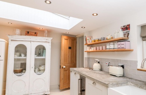 Calwich House | BUTLERS LODGE, family friendly, character holiday cottage in Mayfield