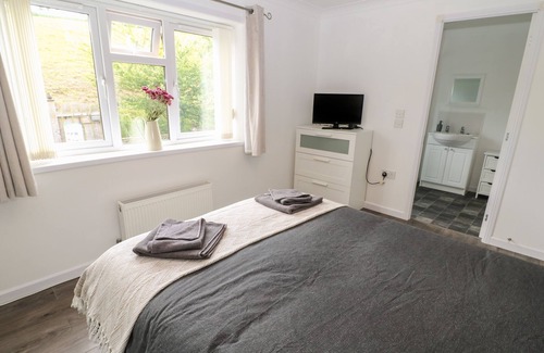 Tunstall Cottage | BUTTERFLY LODGE, pet friendly, with hot tub in Richmond