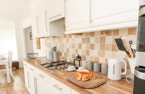 Tunstall Cottage | BUTTERFLY LODGE, pet friendly, with hot tub in Richmond