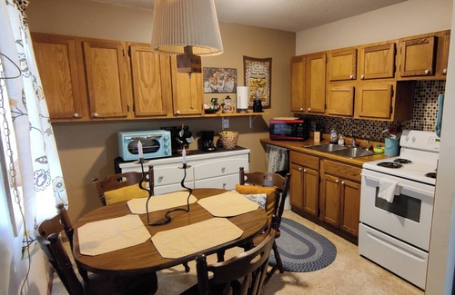 Batesville Apartment | Button's Apartment-Cozy vintage-style 2-bedroom place in historic Batesville