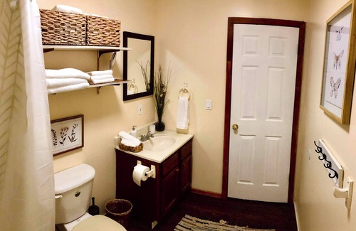 Batesville Apartment | Button's Apartment-Cozy vintage-style 2-bedroom place in historic Batesville