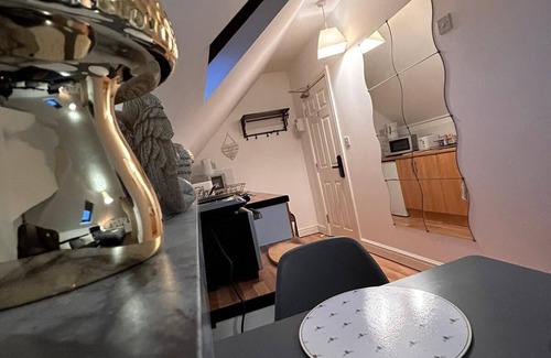 Huddersfield Apartment | Bv Comfy Attic Studio At Deighton Huddersfield