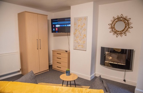 Bradford Apartment | Bv Comfy Basement At Manningham Bradford