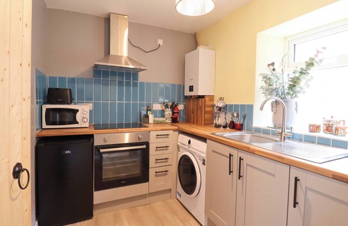 Porthmadog Cottage | BWTHYN BACH, character holiday cottage, with a garden in Porthmadog