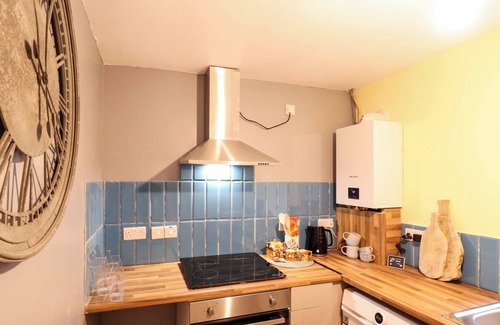 Porthmadog Cottage | BWTHYN BACH, character holiday cottage, with a garden in Porthmadog