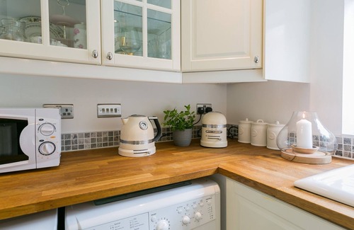 Beaumaris Cottage | Bwthyn Bryn Gwyn - a near a pub that sleeps 4 guests in 2 bedrooms