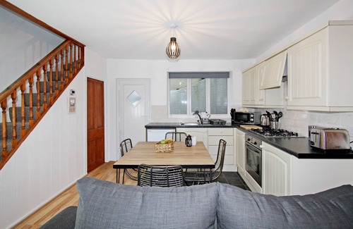 Beaumaris House | Bwthyn Cloch Glas - Beaumaris - Anglesey- sleeps 6 guests in 2 bedrooms