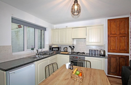 Beaumaris House | Bwthyn Cloch Glas - Beaumaris - Anglesey- sleeps 6 guests in 2 bedrooms