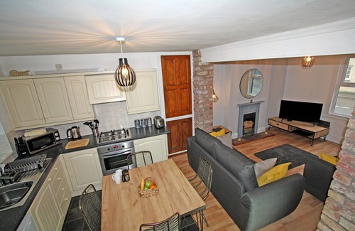 Beaumaris House | Bwthyn Cloch Glas - Beaumaris - Anglesey- sleeps 6 guests in 2 bedrooms