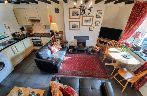 Tanygrisiau Cottage | BWTHYN GER AFON (RIVERPLACE COTTAGE), pet friendly in Tanygrisiau