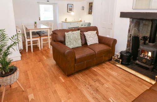 Malltraeth Cottage | BWTHYN TAID A NAIN, pet friendly, with hot tub in Newborough
