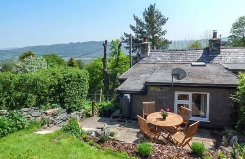 Llanbedr-y-cennin Cottage | BWYTHYN CLYD, pet friendly, character holiday cottage in Tal-Y-Bont