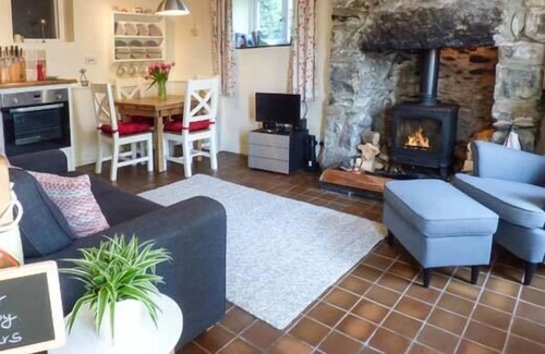 Llanbedr-y-cennin Cottage | BWYTHYN CLYD, pet friendly, character holiday cottage in Tal-Y-Bont